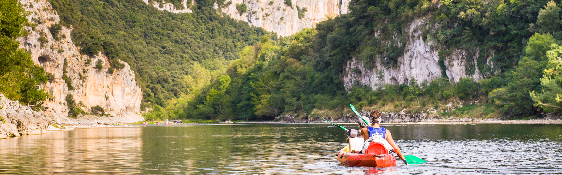 couple faisant la descente de l'Ardèche en canoë 5km facile avec toboggans a canoë