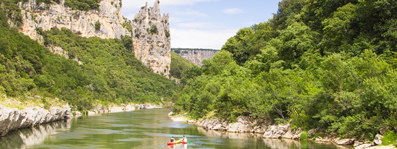 Couple seul sur l'Ardèche grâce a canoë malin