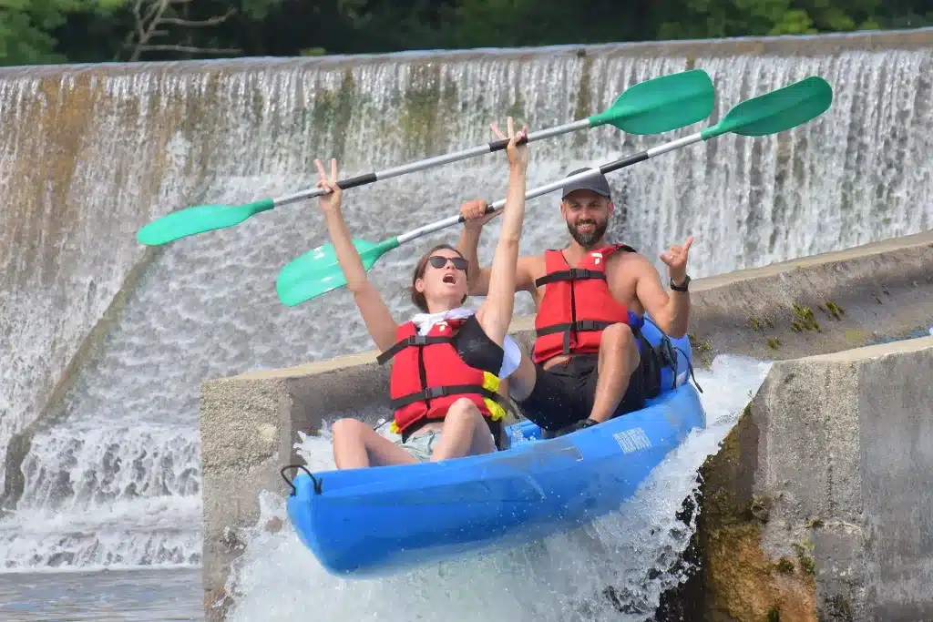 couple qui franchis un toboggan à canoë durant une descente de l'Ardèche de 5km