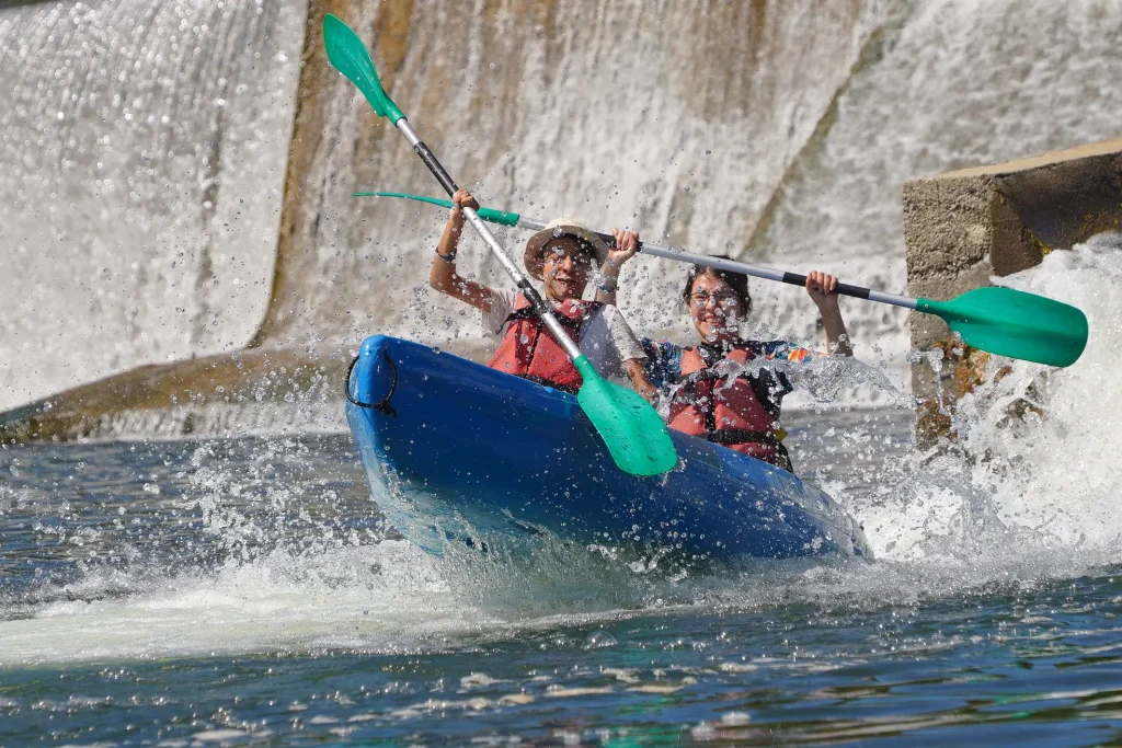couple sur un toboggan à canoë