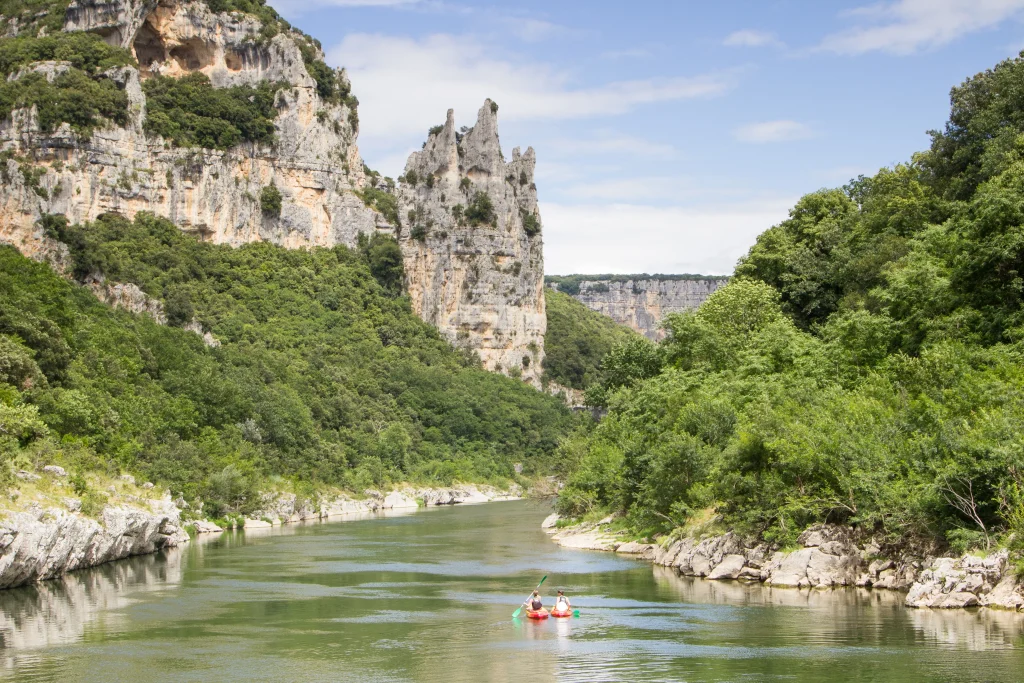 vue sur le rocher de la cathédrale dans les gorges de l'Ardèche durant une descente de 24km